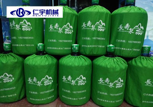 桶裝水灌裝機(jī)廠家?guī)銈兛慈视羁蛻舻纳a(chǎn)基地